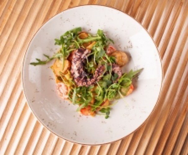 Осьминог с картофелем черри и брокколи